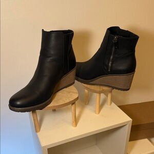 DR SCHOLLS WOMENS BLACK LEATHER ANKLE
BOOTS
SIZE 11